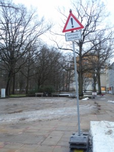 Warn-Schild Gehweg-Schäden Marktplatz-Rabenberg